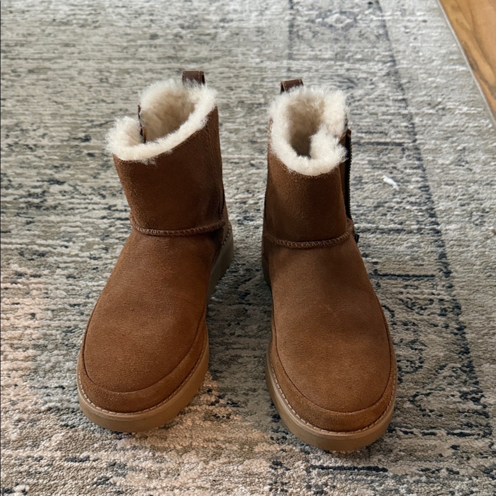 NWT Ugg Classic Mini Zip Boots in Chestnut - Picture 6 of 6